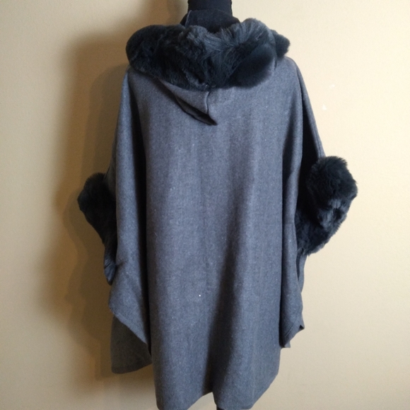 Women's Grey Faux Fur Trimmed Hooded Poncho Cape- OS NWT - Picture 9 of 9